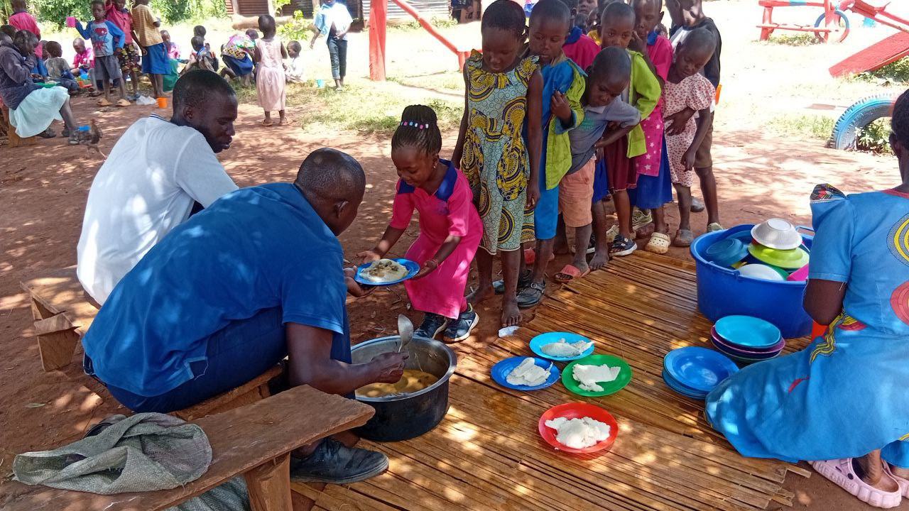 Essensausgabe unserer Waisenkinder in Uganda